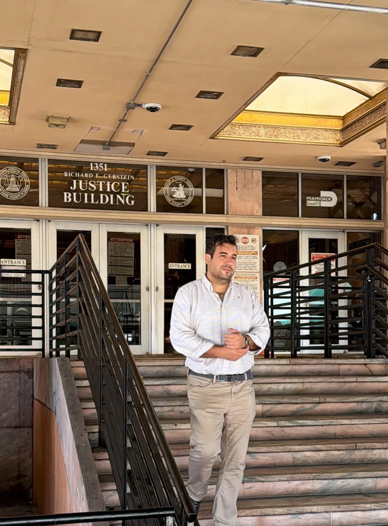 Carlos Cuadrado Gómez-Serranillos ante el edificio judicial de Miami